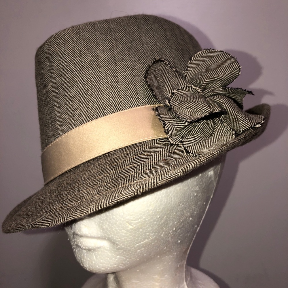 VINTAGE SANS LES DECOR Elegant Herringbone Hat with Flower Accent
